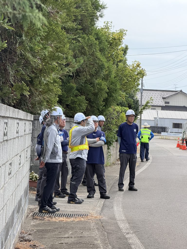 鶴岡配電課の現場を視察中の様子