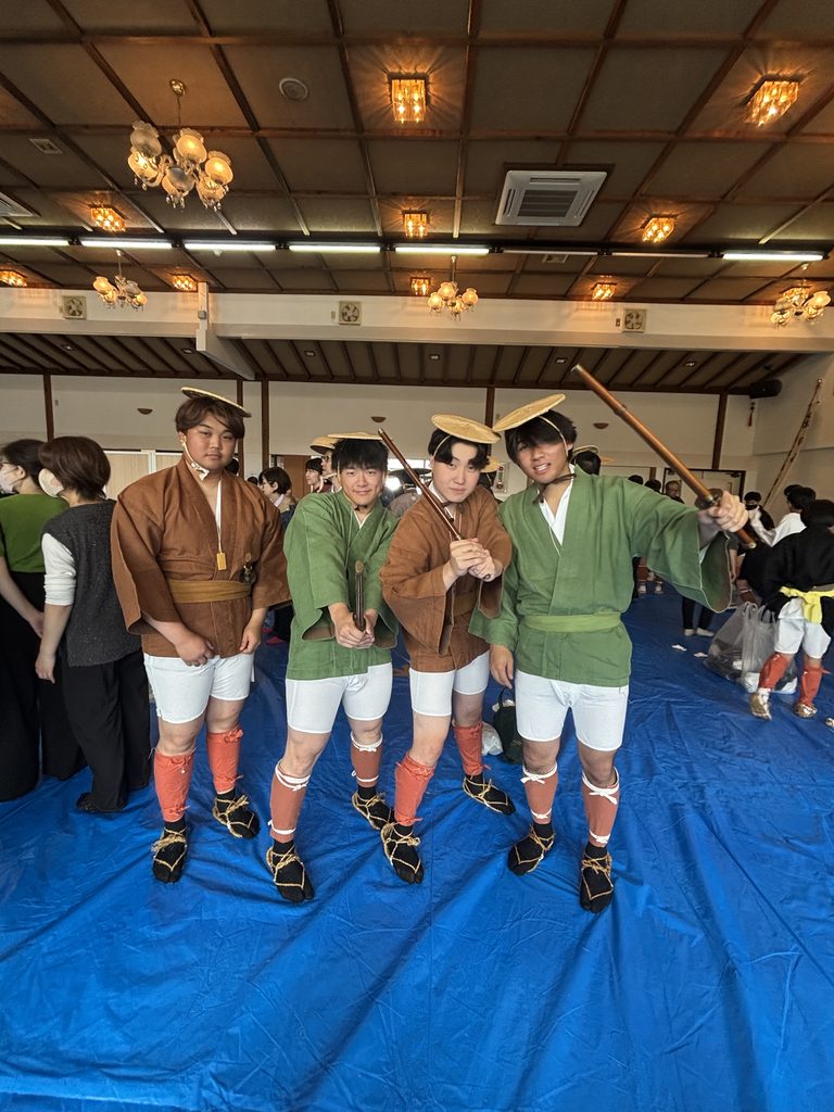 新入社員4名が着替え終わったときの写真