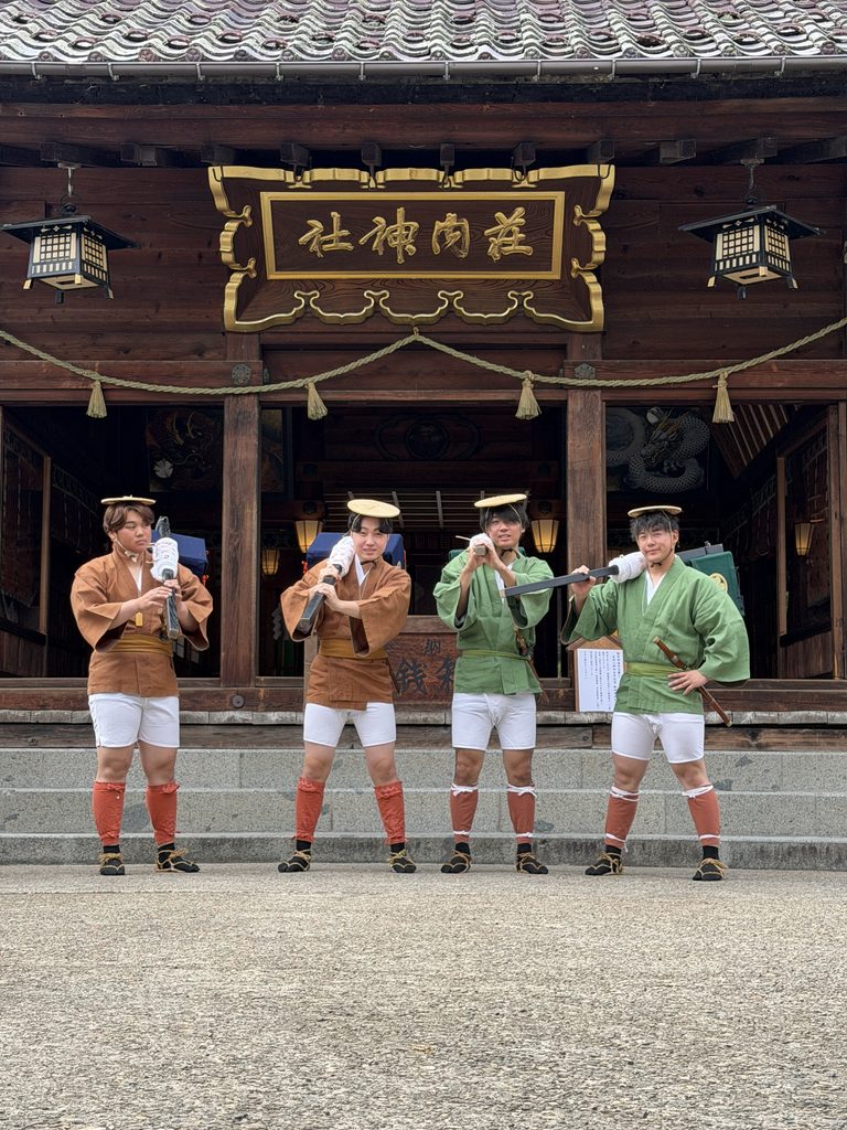 新入社員4名の記念写真